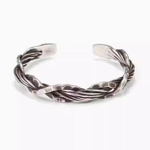 Lire la suite à propos de l’article Les Bijoux Ethniques Chinois : Un Voyage à Travers l&rsquo;Artisanat Traditionnel